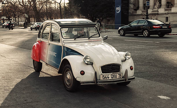 sightseeing in paris with 2cv - citroën 2cv stockfoto's en -beelden