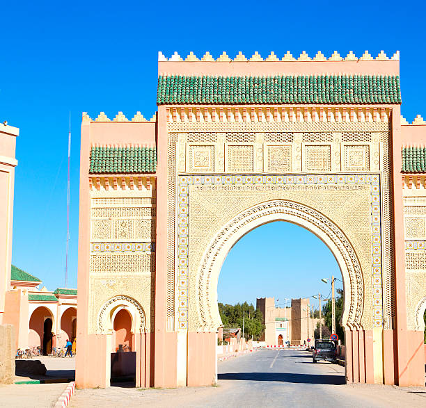 maroko łuk w afryce stary konstrukcja street niebieski niebo - roman column arch pedestrian walkway zdjęcia i obrazy z banku zdjęć