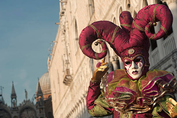 венецианский карнавал, 2013 г. - venice italy editorial mardi gras performer стоковые фото и изображения