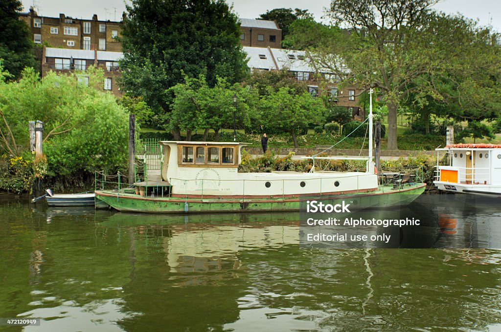 Дом лодке по Темзе - Стоковые фото Верёвка роялти-фри