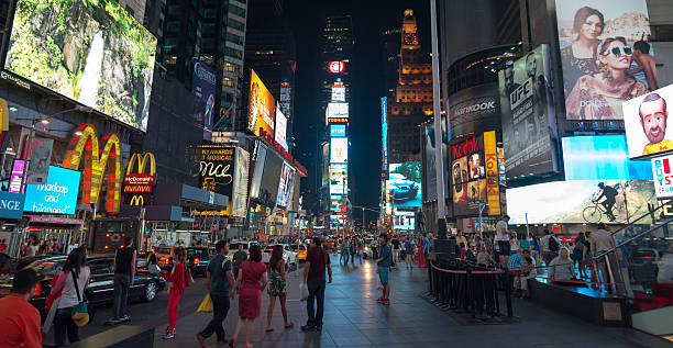 times square em manhattan à noite - eastman kodak company imagens e fotografias de stock