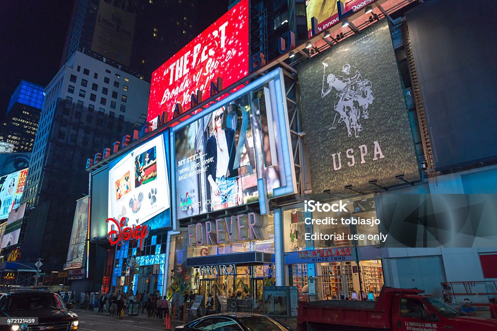 Таймс-сквер в Манхэттене в ночью - Стоковые фото Disney роялти-фри