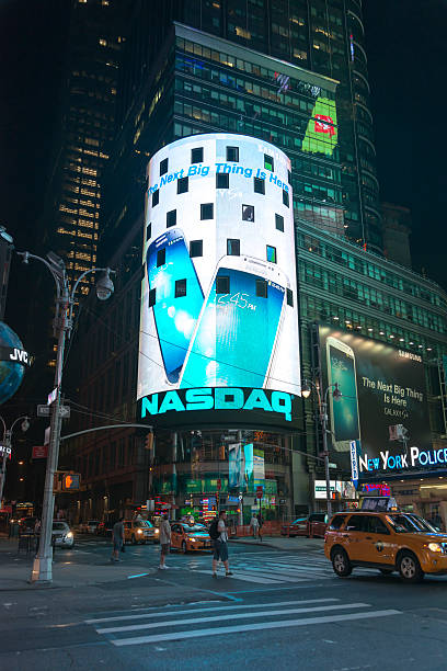 times square de manhattan à noite - urban scene night nasdaq times square - fotografias e filmes do acervo