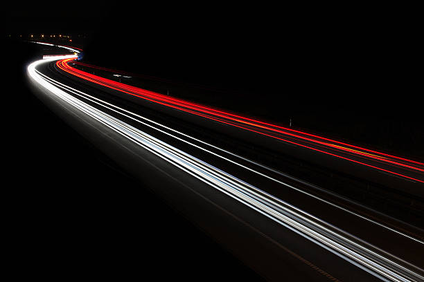 お車は、通りの光跡の長時間露光 - road reflector ストックフォトと画像