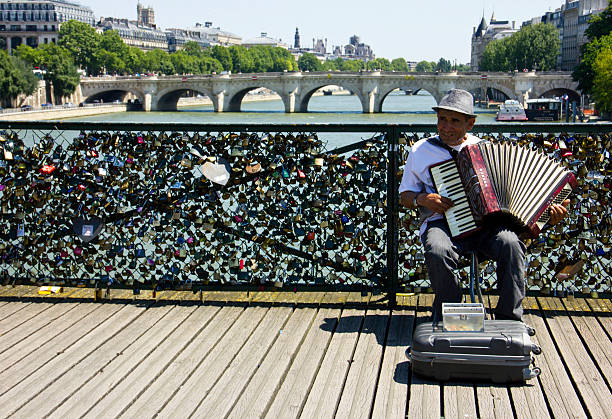 uomo giocando vicino all'amore i lucchetti - men editorial musician music foto e immagini stock