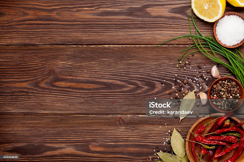 Diferentes especias sobre fondo de madera - Foto de stock de Borde libre de derechos