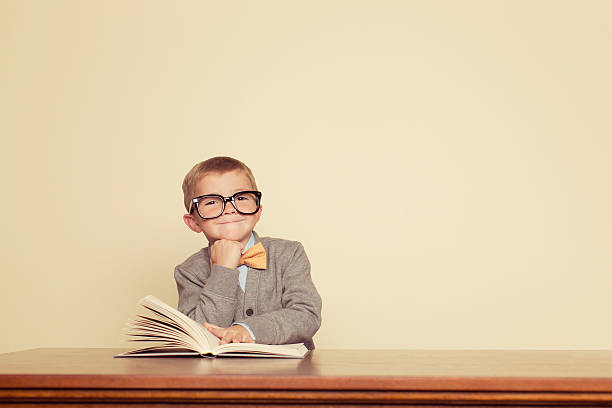 jovem reader - child glasses elementary student reading - fotografias e filmes do acervo