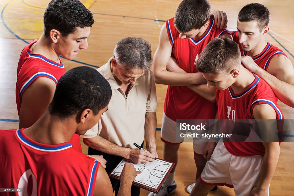 Basketball coach mit seinem team. - Lizenzfrei Basketball Stock-Foto