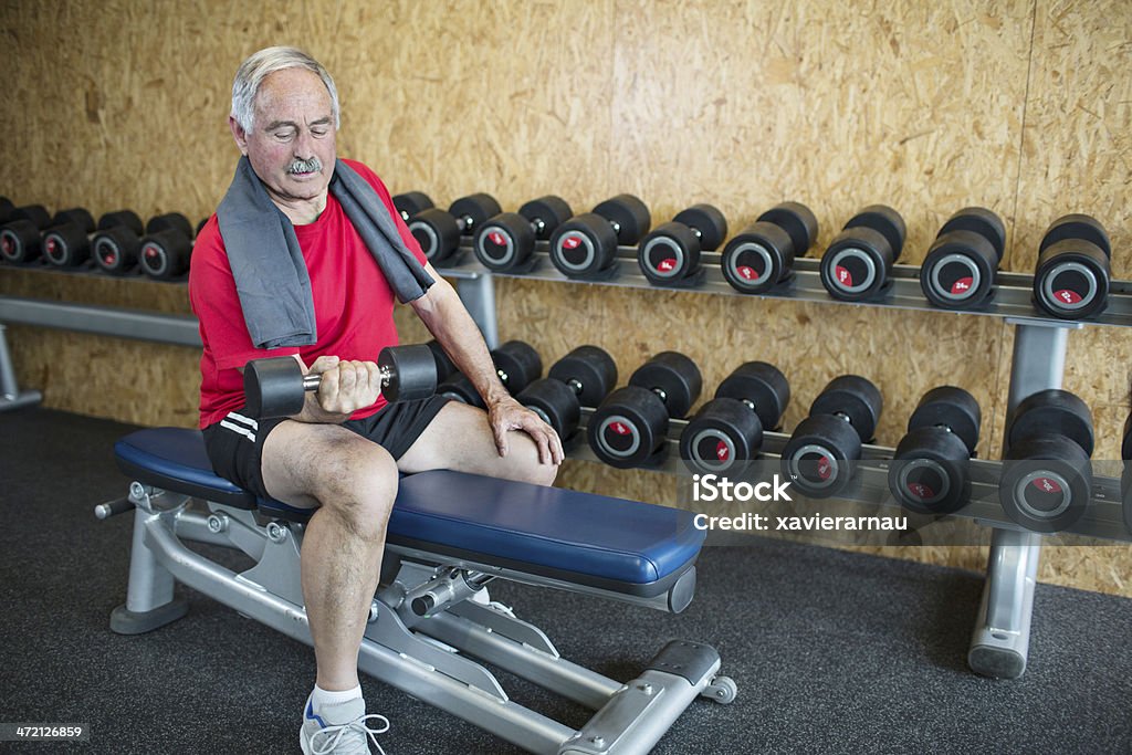 Faire des exercices avec haltères - Photo de Activité libre de droits