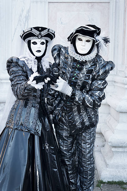 negro máscara de carnaval de venecia, italia, 2013 - couple performer people venice italy fotografías e imágenes de stock