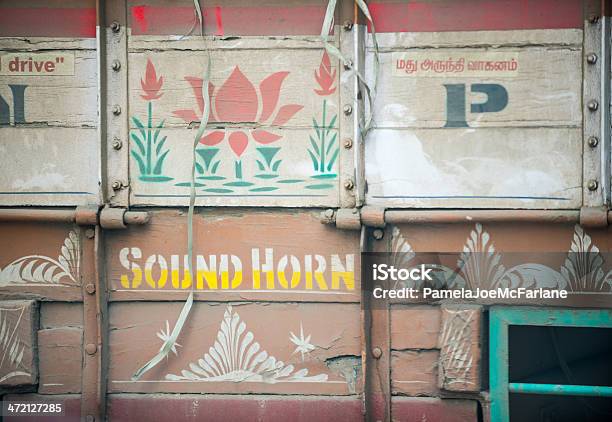 Foto de Atrás De Um Caminhão Decorados Com Som Horn Direção e mais fotos de stock de Caminhão