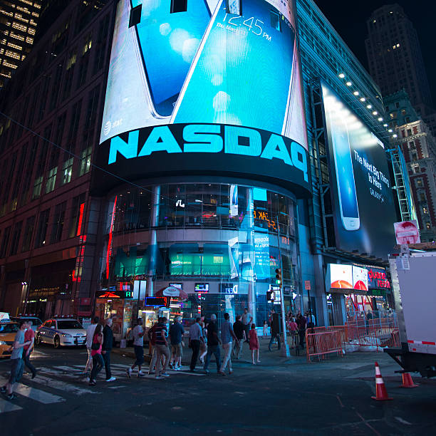 nasdaq bolsa de - times square billboard street night - fotografias e filmes do acervo