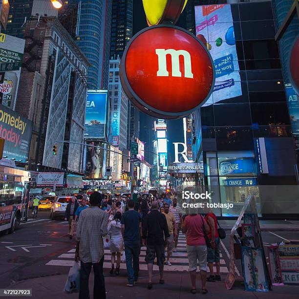 Times Square En La Noche De Manhattan Foto de stock y más banco de imágenes de Actividad - Actividad, Aire libre, Anuncio