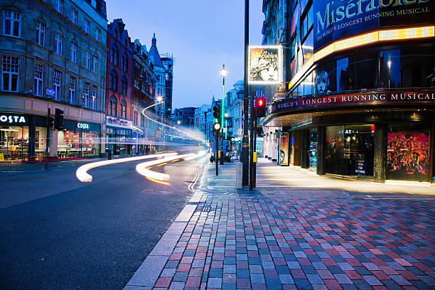 шафтсбери-авеню на закате лондон великобритания - west end стоковые фото и изображения