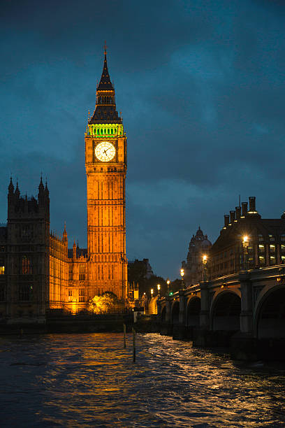 o big ben, a westminster bridge vertical noite com - london england victorian style big ben dark - fotografias e filmes do acervo