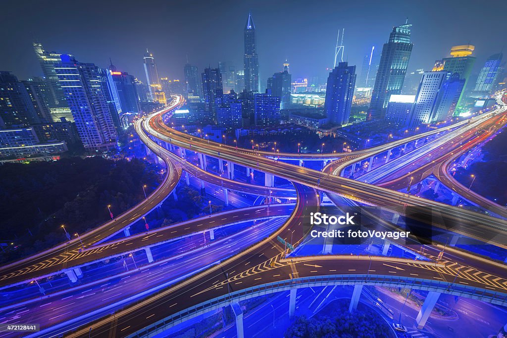Shanghai ville futuriste lumière néon gratte-ciel et la Chine - Photo de Le Futur libre de droits