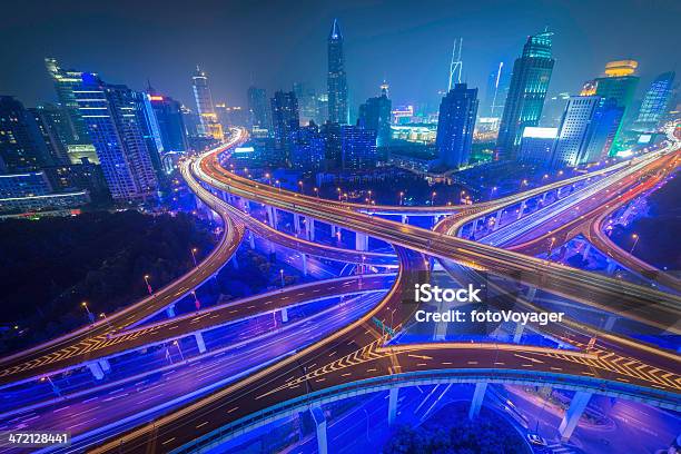 Futurista Vista Da Cidade De Xangai Arranhacéus Iluminados Néon E Estrada Da China - Fotografias de stock e mais imagens de Futurista