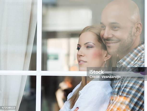 Bonito Casal Olhar Thrue Janela - Fotografias de stock e mais imagens de 30-39 Anos - 30-39 Anos, 40-49 Anos, Abraçar