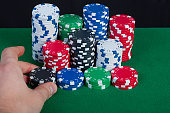 die-spieler-einsatz-bringt-chips-in-pot.jpg?b=1&s=170x170&k=20&c=RKFzSlqvBdSs8fs8MxSZ1jsirwoSksdcqTd5nOg34qA=