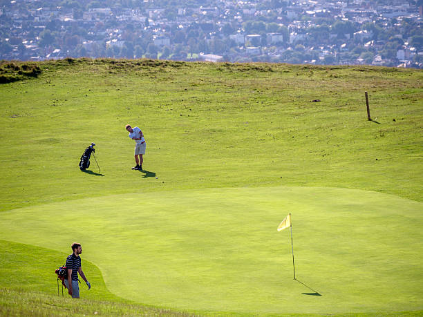 parcours de golf - hill cotswold grass moor photos et images de collection