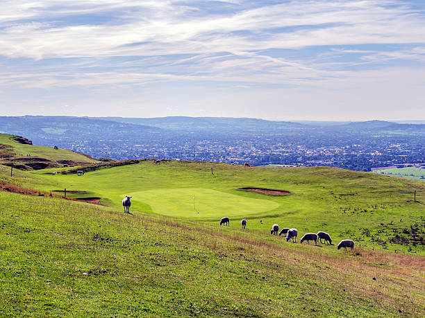 parcours de golf - hill cotswold grass moor photos et images de collection