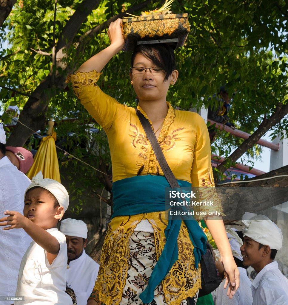 Frau zu Fuß auf einen Tempel Zeremonie in Bali, Indonesien - Lizenzfrei Alt Stock-Foto