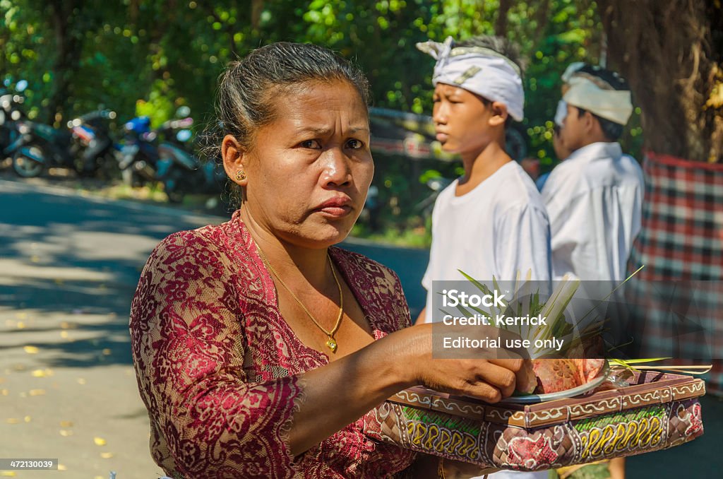 Frau zu Fuß auf einen Tempel Zeremonie in Bali, Indonesien - Lizenzfrei Alt Stock-Foto