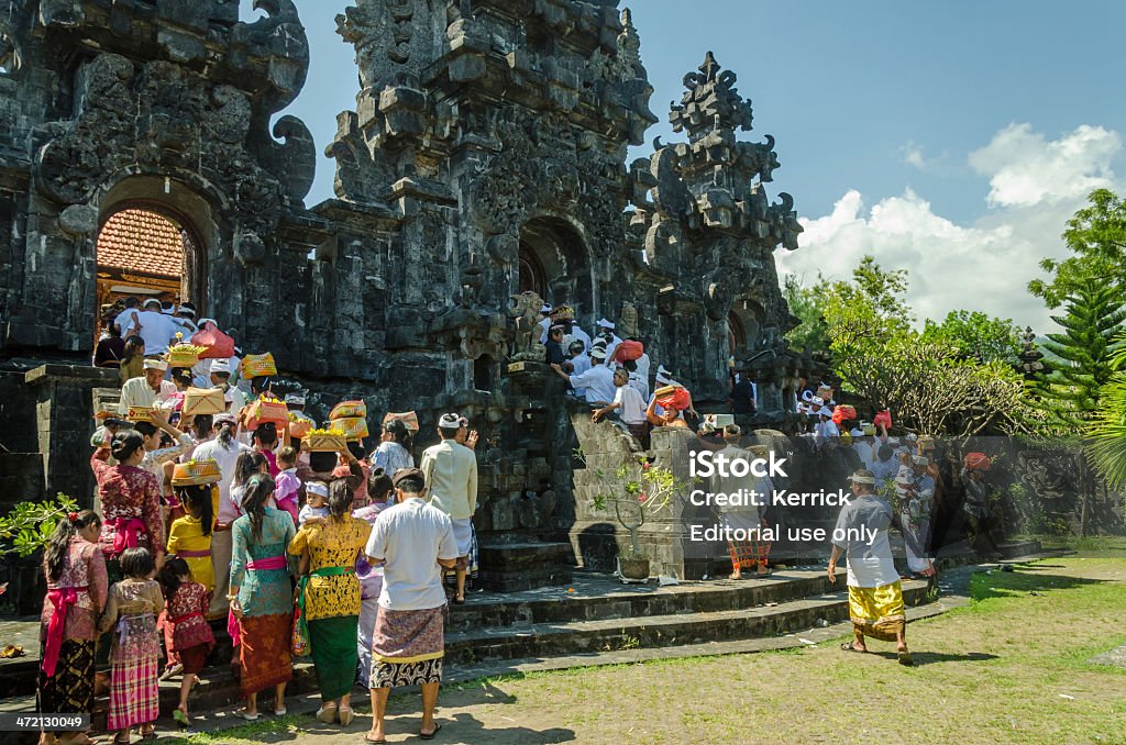 Pèlerins à pied une cérémonie au temple de Bali, en Indonésie - Photo de Adulte libre de droits