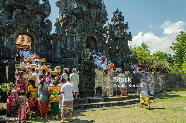 Photo libre de droit de Pèlerins À Pied Une Cérémonie Au Temple De Bali En Indonésie banque d'images et plus d'images libres de droit de Adulte