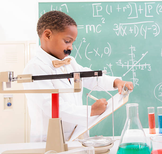 la educación: niño de ascendencia africana científico en el laboratorio hacer experimentos. - child back to school mustache african ethnicity fotografías e imágenes de stock