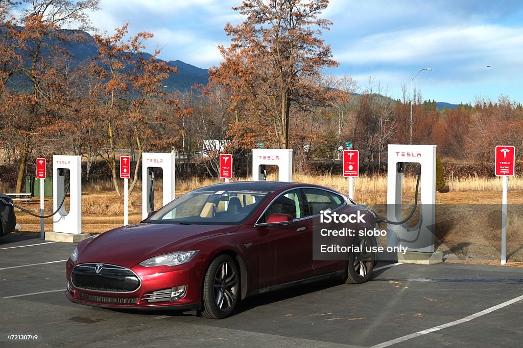 Tesla-Auto Supercharger Station - Lizenzfrei Elektroauto Stock-Foto