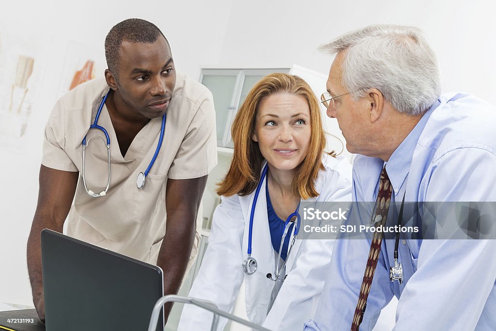 Hospital admistrator Gespräch mit Krankenschwester und Arzt - Lizenzfrei Krankenpfleger Stock-Foto