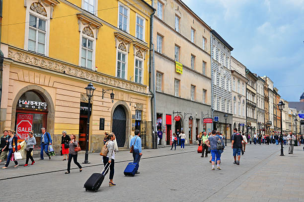 florianska, la principale via dello shopping di cracovia - florianska street foto e immagini stock