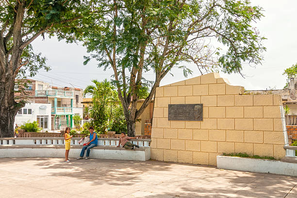 la gente del posto fa le vacanze in piccolo parco - cuba child little girls wall foto e immagini stock