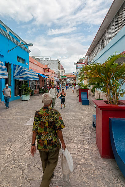 boulevard street con gli abitanti del posto e i turisti a piedi - cuba child little girls wall foto e immagini stock