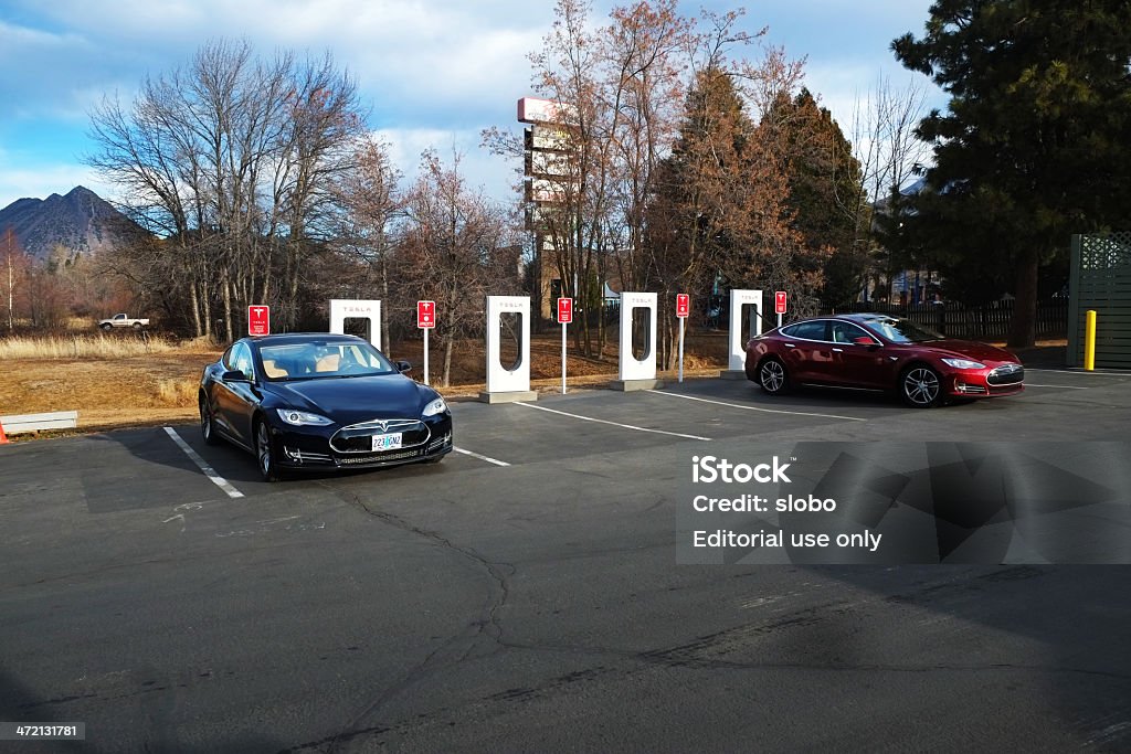 Автомобили на Tesla Supercharger станция - Стоковые фото Зарядная станция для электромобилей роялти-фри