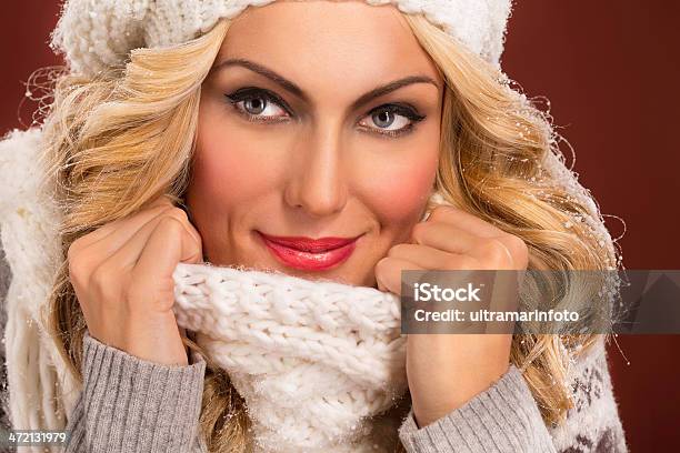 Winter Beauty Stockfoto und mehr Bilder von Attraktive Frau - Attraktive Frau, Blaue Augen, Blick in die Kamera