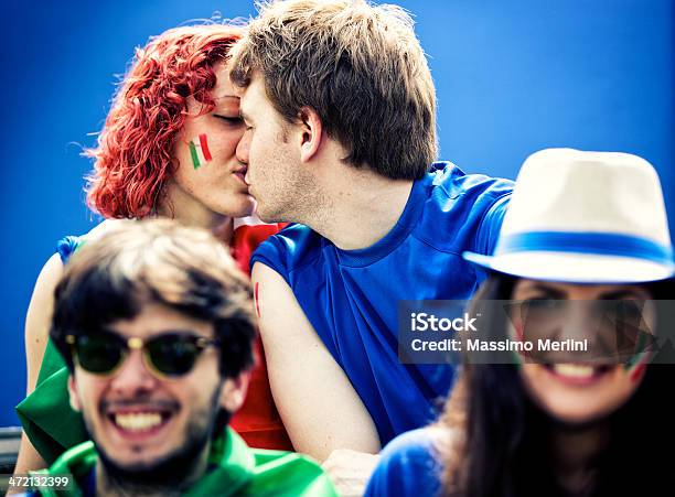 Foto de Fãs De Esportes Torcendo Um Jogo e mais fotos de stock de Amor - Amor, Evento de futebol internacional, Beijar