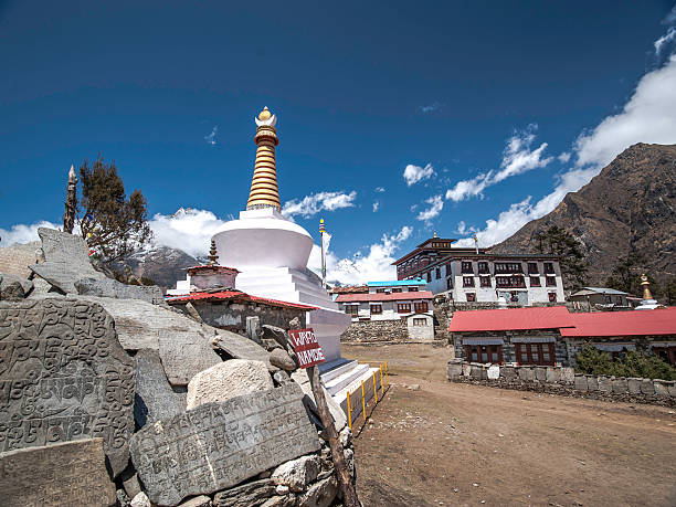 monastero tengboche - tibetan buddhism wind tibet horizontal foto e immagini stock