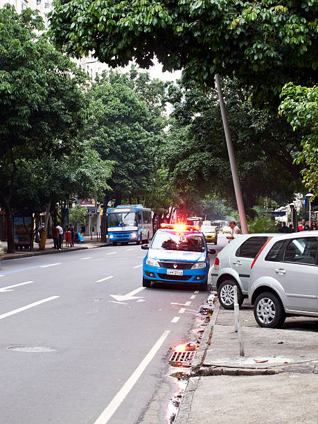 rio sécurité voiture de police de lumières clignotant - rio de janeiro security police roadside photos et images de collection