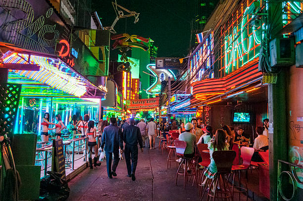 gogo bar in soi cowboy, bangkok - gogo bar foto e immagini stock