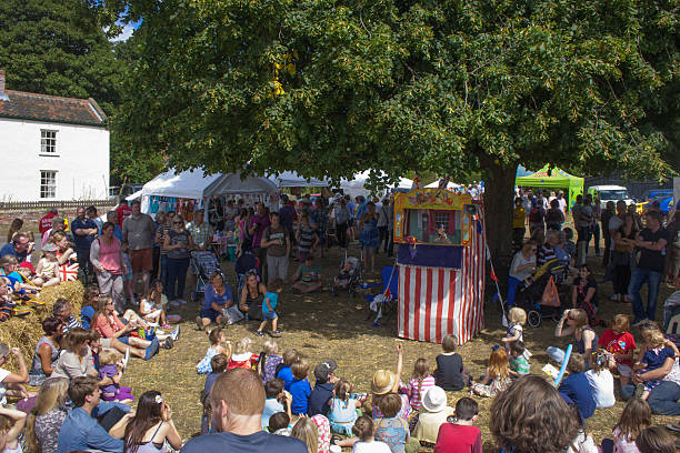 punch e judy show - family child crowd british culture foto e immagini stock