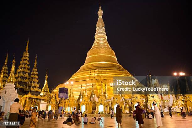 Pagoda Di Shwe Dagon Sera A Yangon - Fotografie stock e altre immagini di Buddha - Buddha, Buddismo, Composizione orizzontale
