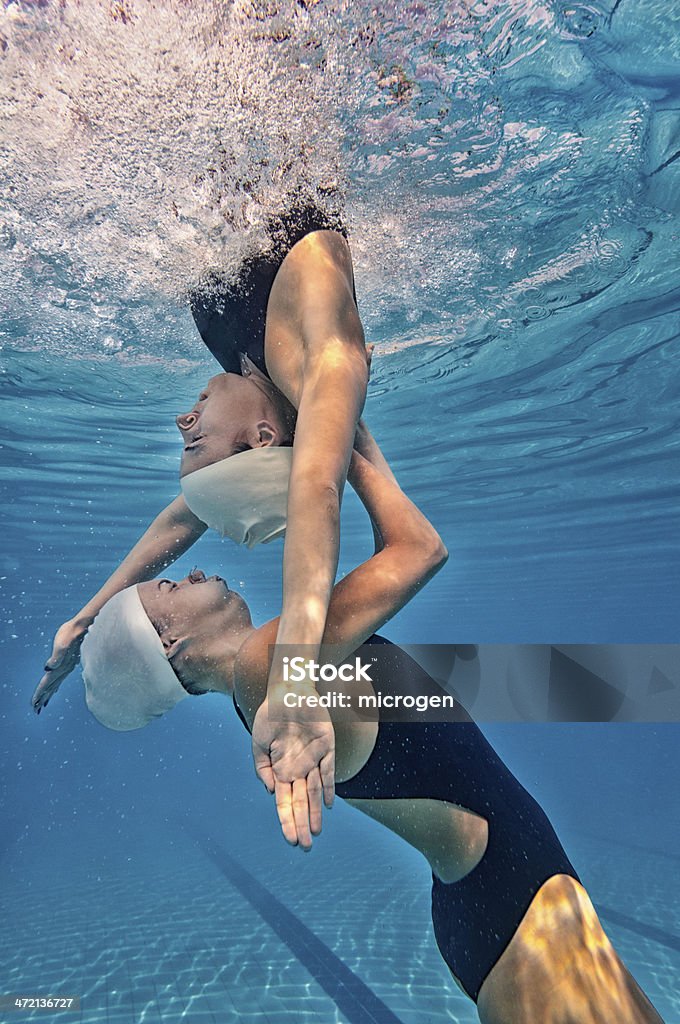 Nuoto sincronizzato-nascosti sforzo - Foto stock royalty-free di Nuoto sincronizzato