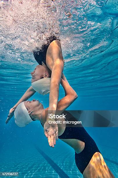 Nuoto Sincronizzatonascosti Sforzo - Fotografie stock e altre immagini di Nuoto sincronizzato - Nuoto sincronizzato, Coordinazione, Ripetizione