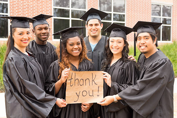 bildung: freunde halten'thank you'beschilderung nach college-abschlussfeier. - high school student graduation education friendship stock-fotos und bilder