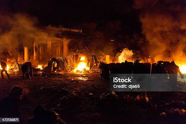 Combate De Rua Em Kiev Ucrânia - Fotografias de stock e mais imagens de Ucrânia - Ucrânia, Bombardeamento, Destruição