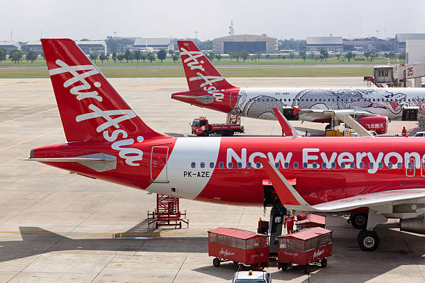 エアアジア飛行機 - airport airplane landing red ストックフォトと画像