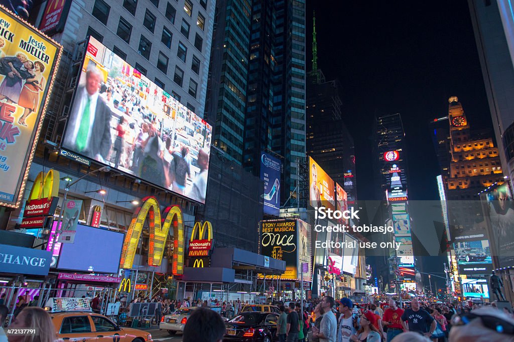 Таймс-сквер в Манхэттене в ночью - Стоковые фото Бизнес роялти-фри