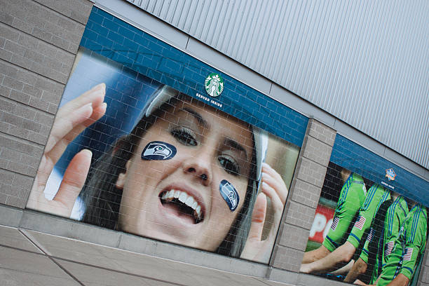 seahawks ventilador señal en edificio de ladrillos - starbucks sign coffee seattle fotografías e imágenes de stock